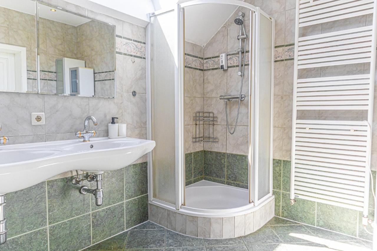 Exquisite Shared - Your Private In Beautiful Apartment Wien